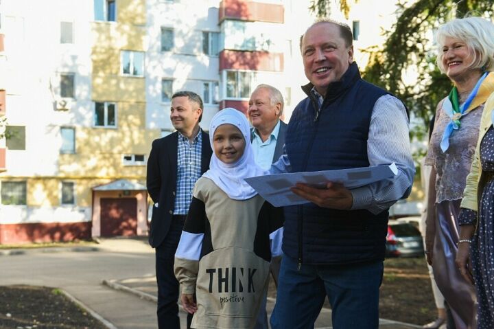 В Нижнекамске открыли обновленный двор, где прошло детство Метшиных