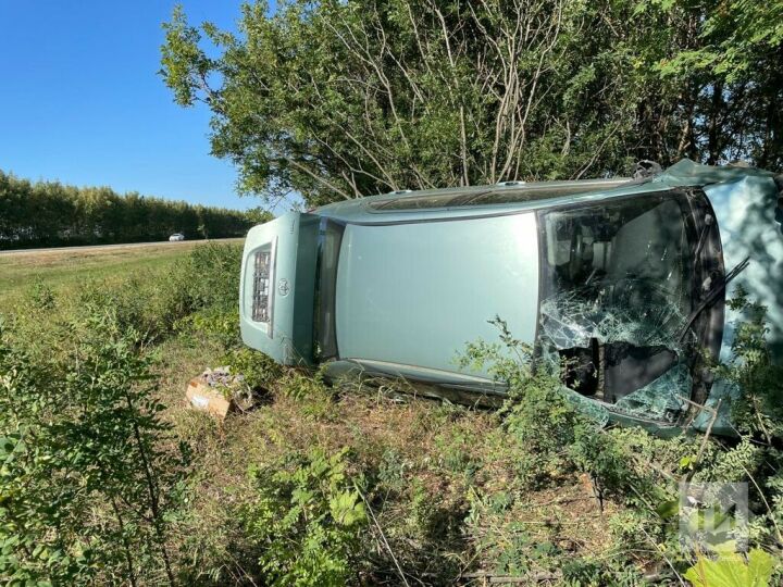 У легковушки оторвало бампер и она врезалась в дерево, вылетев с трассы в РТ