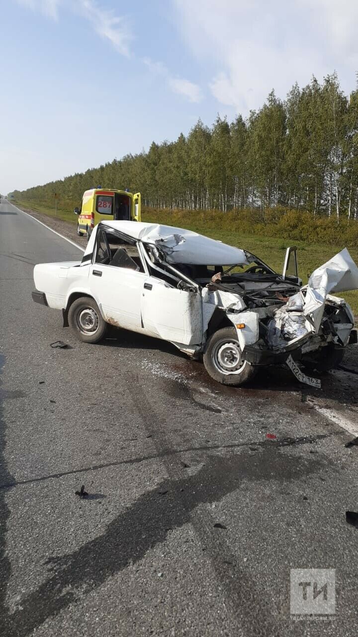 Водитель легковушки из Самары попал в больницу, влетев в «КАМАЗ» на трассе в Татарстане