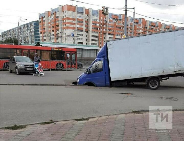 На Адоратского в Казани «ГАЗель» провалилась в дыру в асфальте