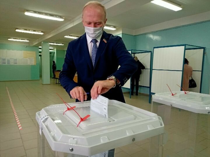 Владимир Чагин одним из первых проголосовал на своем участке в Набережных Челнах
