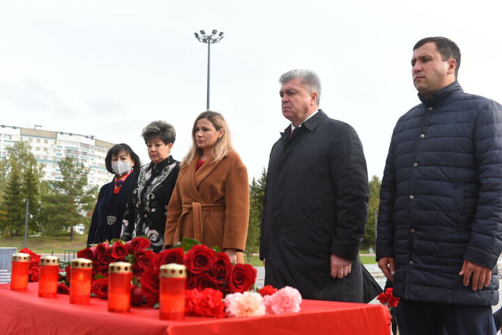 Мэр Челнов Наиль Магдеев возложил цветы к мемориалу в память о погибших в Перми