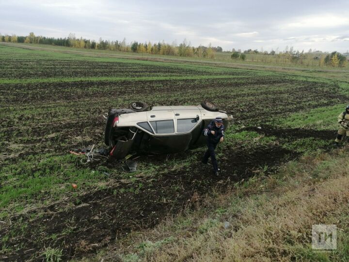 В Сармановском районе легковушка завалилась в кювет, водитель в больнице