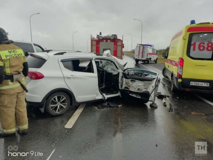 Один человек погиб и двое пострадали в столкновении двух автомобилей под Челнами