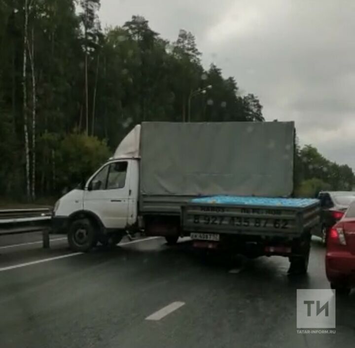 Из-за ДТП с «ГАЗелью» и легковушкой образовалась серьезная пробка на Горьковском шоссе