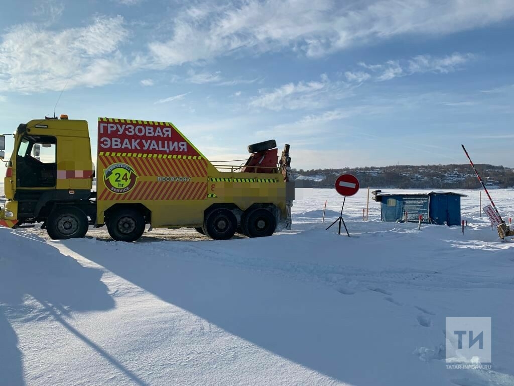 В Татарстане вытаскивают провалившуюся под лед на переправе фуру