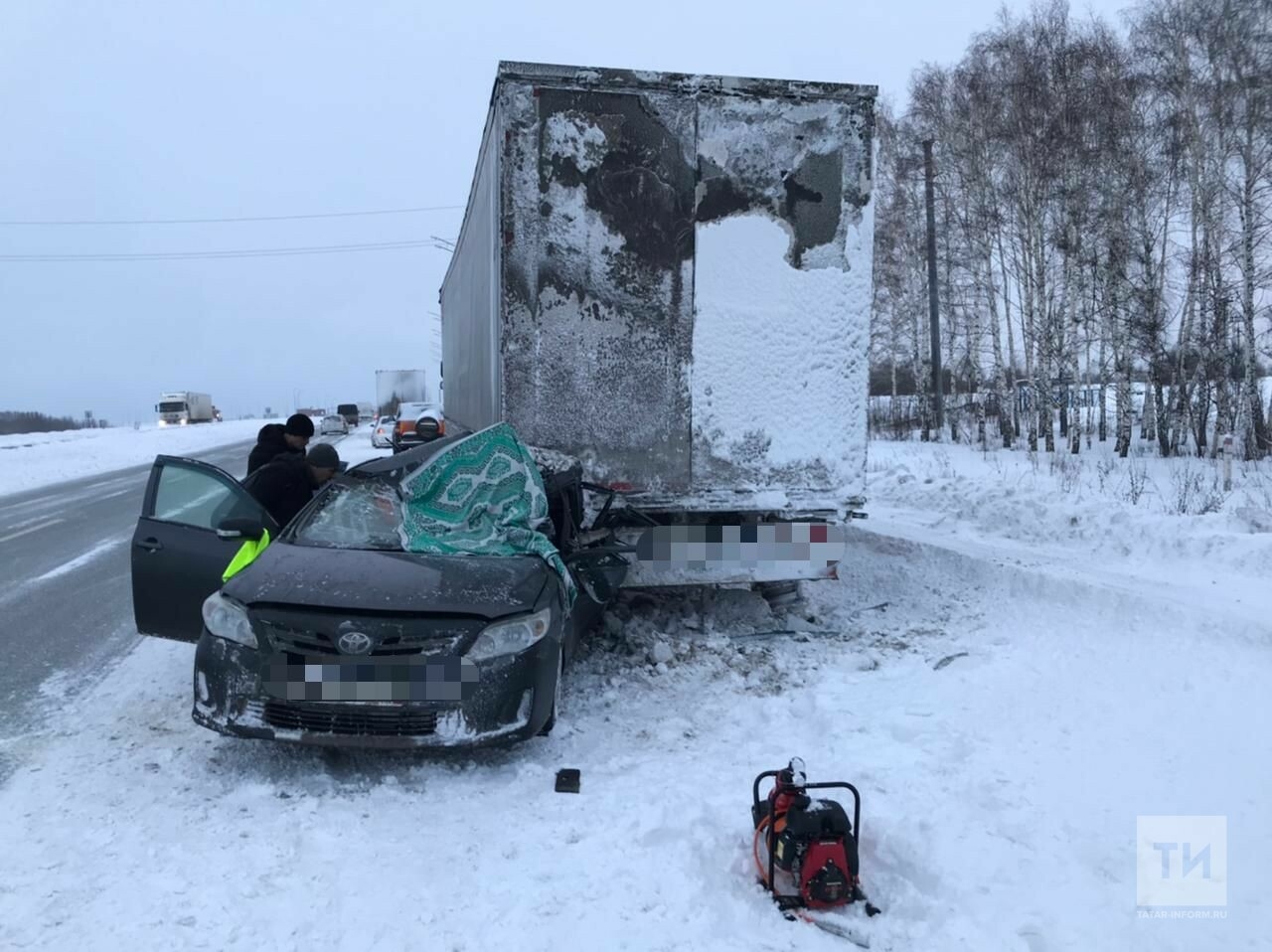 Водитель иномарки сломал позвоночник, влетев на трассе в РТ в припаркованную фуру