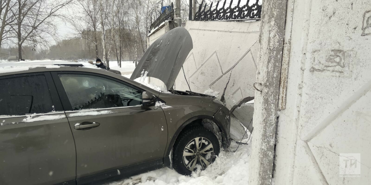 В Челнах женщина попала в больницу, влетев на внедорожнике в бетонный забор