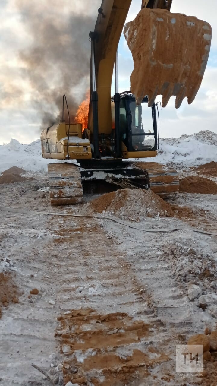 Под Казанью пожарные потушили горящий на стройке экскаватор