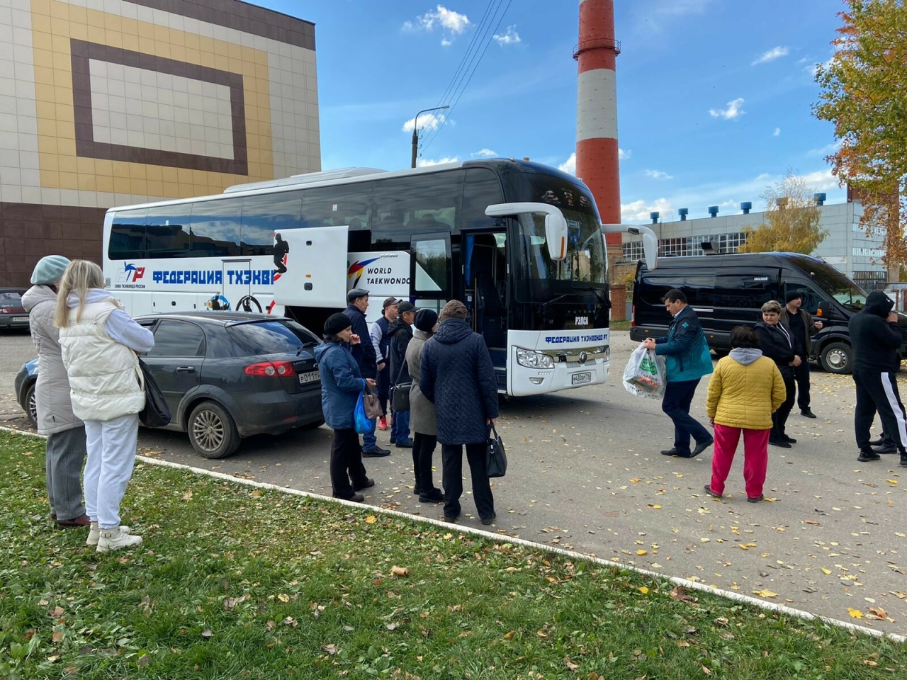 Семьям мобилизованных из Менделеевска предоставили два автобуса для поездки в Казань