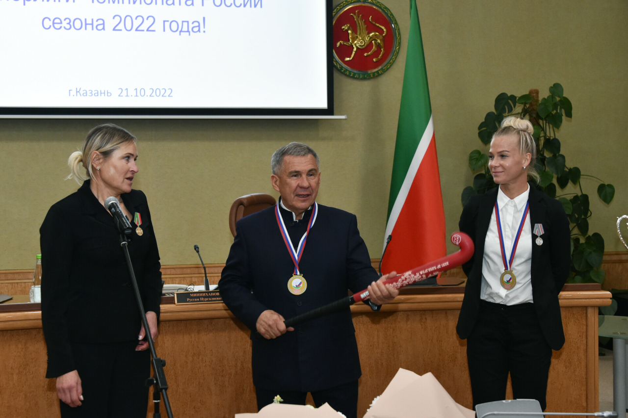 Минниханов поздравил спортсменок «Ак Барс-Динамо» с победой в ЧР по хоккею на траве