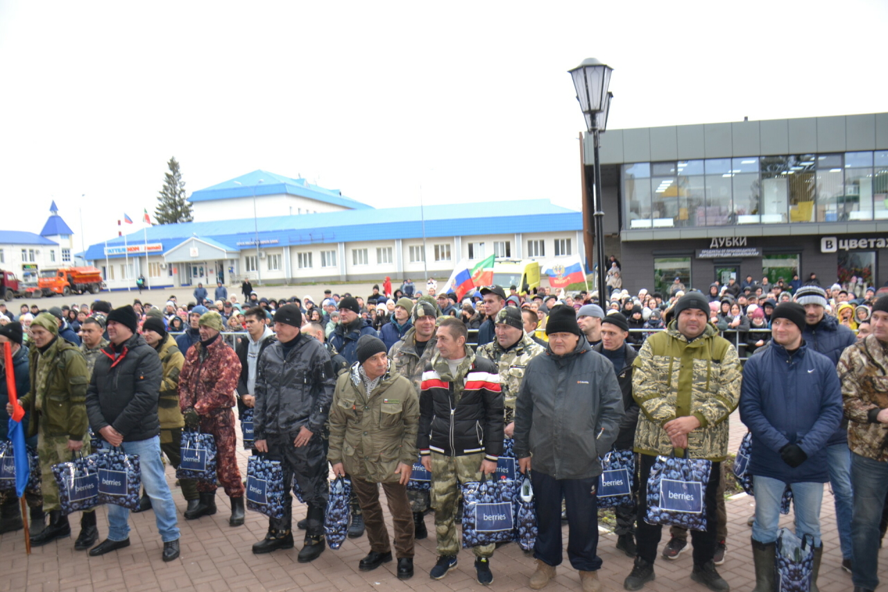 В Мензелинске в числе мобилизованных проводили бывшего военкома района