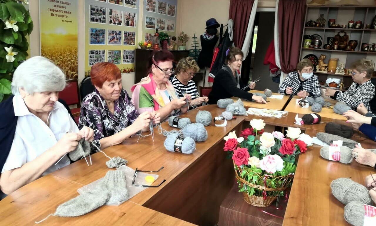 В Нижнекамске для солдат в зоне СВО связали теплые вещи