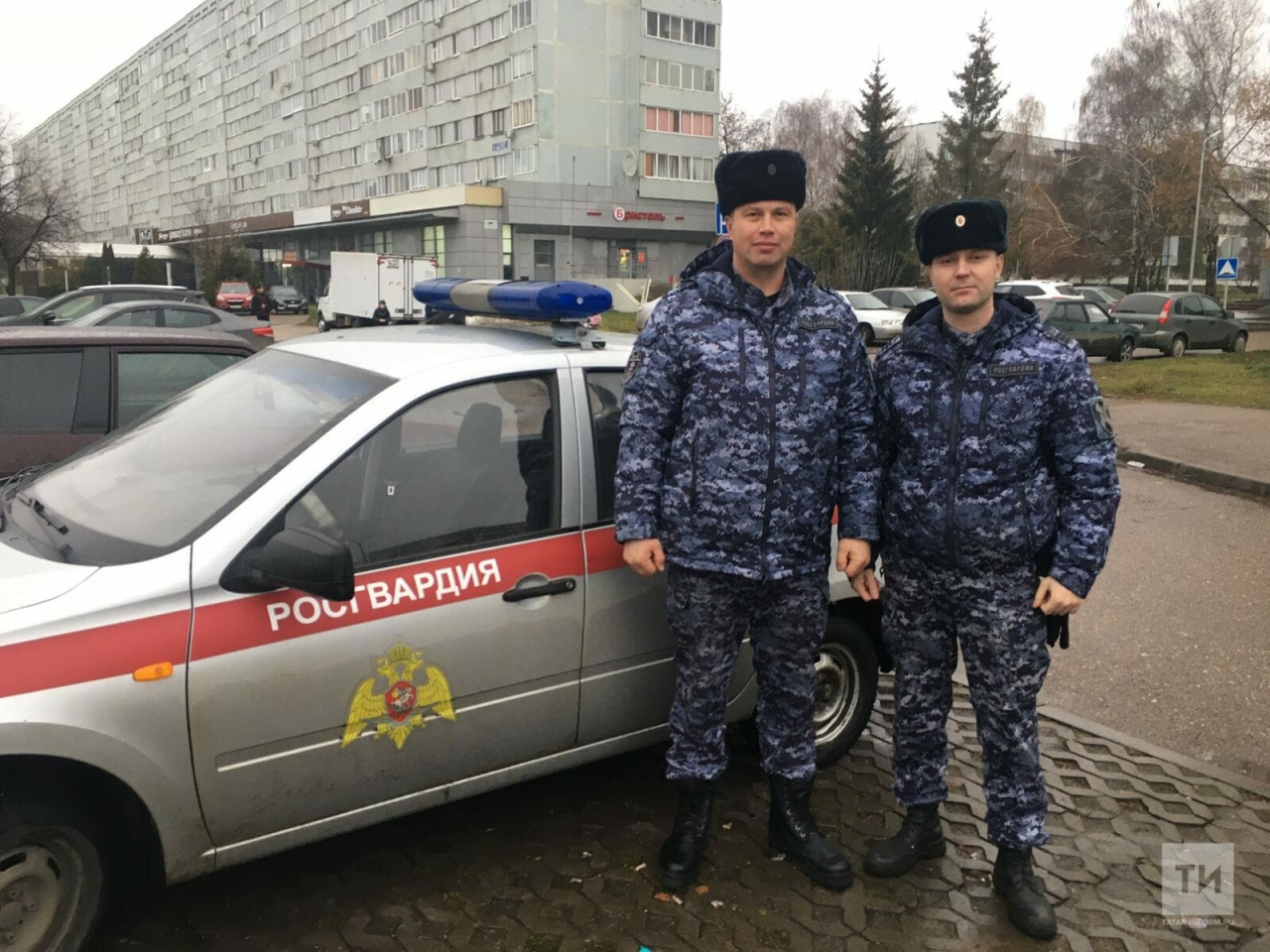 В Челнах росгвардейцы помогли бабушке, пострадавшей в ДТП