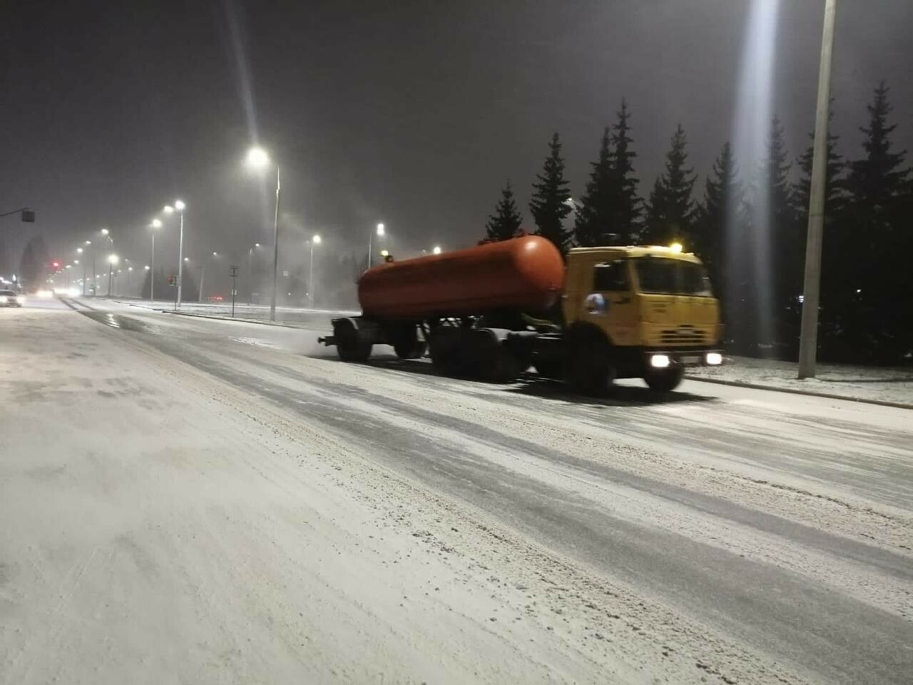 В Челнах на очистку дорог в ночную смену вышли колонны спецтехники