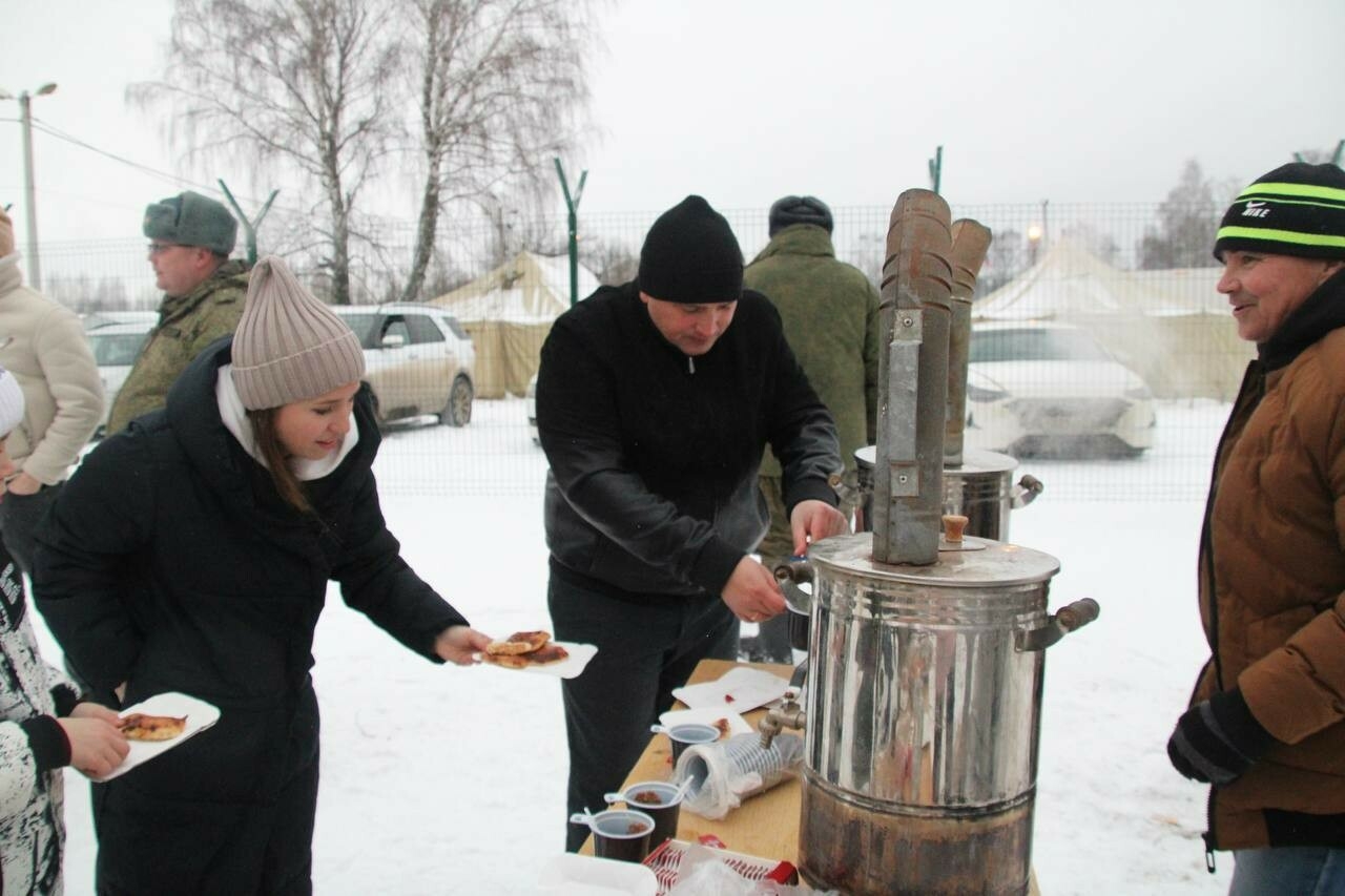 Глава Менделеевска приготовил на полигоне фирменные блины для мобилизованных