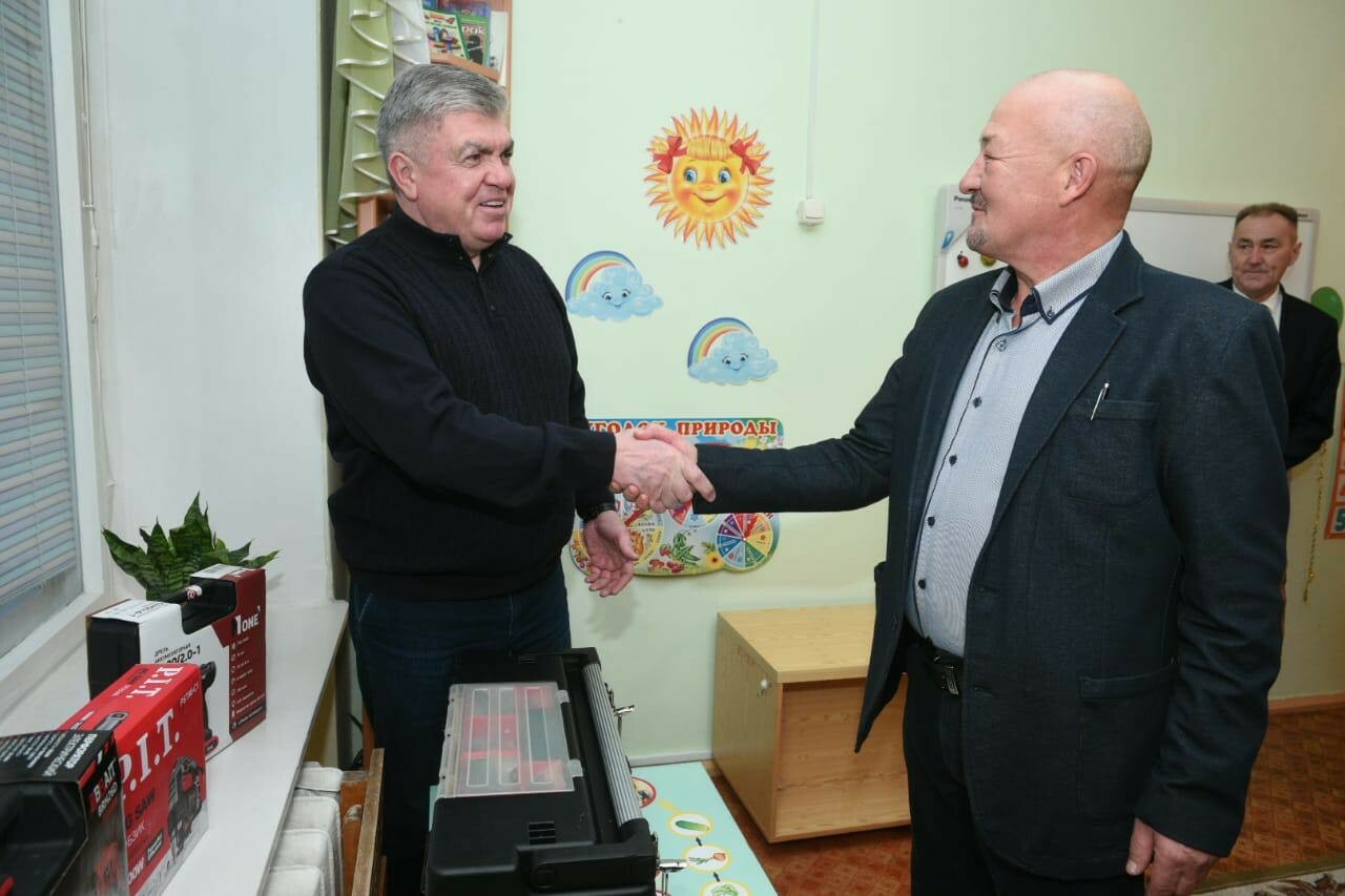 Мэр Челнов встретился с плотником, который в отпуске восстанавливал дома в ДНР