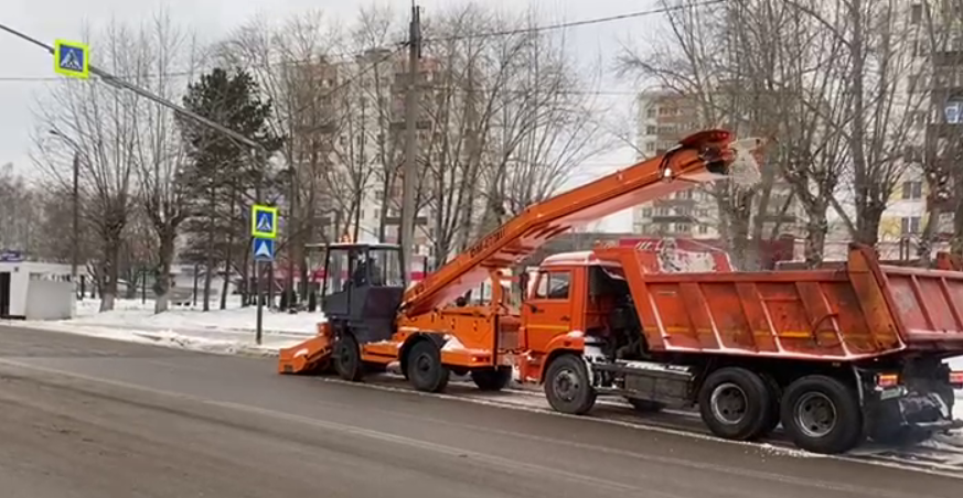 На уборку снега в Нижнекамске вышла машина «Золотые ручки»