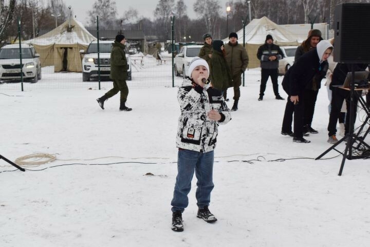 Юный Арслан Сибгатуллин выступил на танковом полигоне для мобилизованных