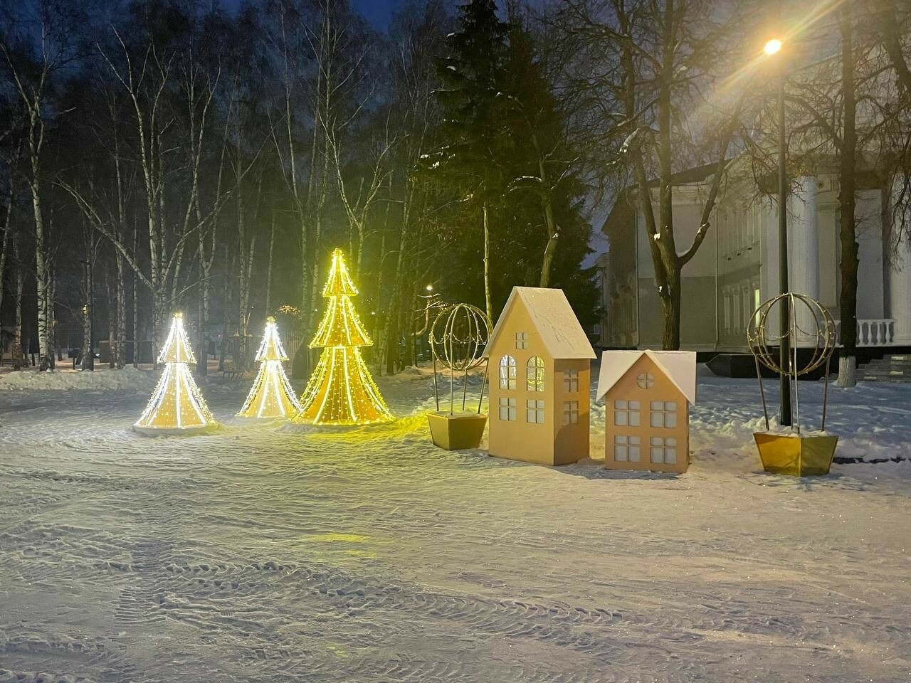 В Бугульме началось строительство ледяного городка с горками и замком «Марио»