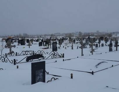 Челнинка показала на видео, как во время похорон гроб пришлось нести по колено в снегу