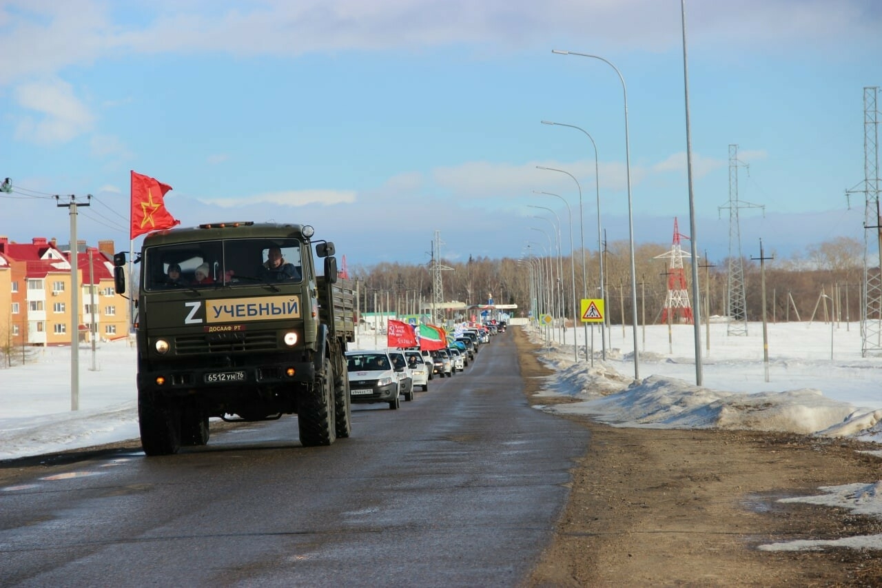 В Тетюшах устроили массовый автопробег с символами V и Z в поддержку армии