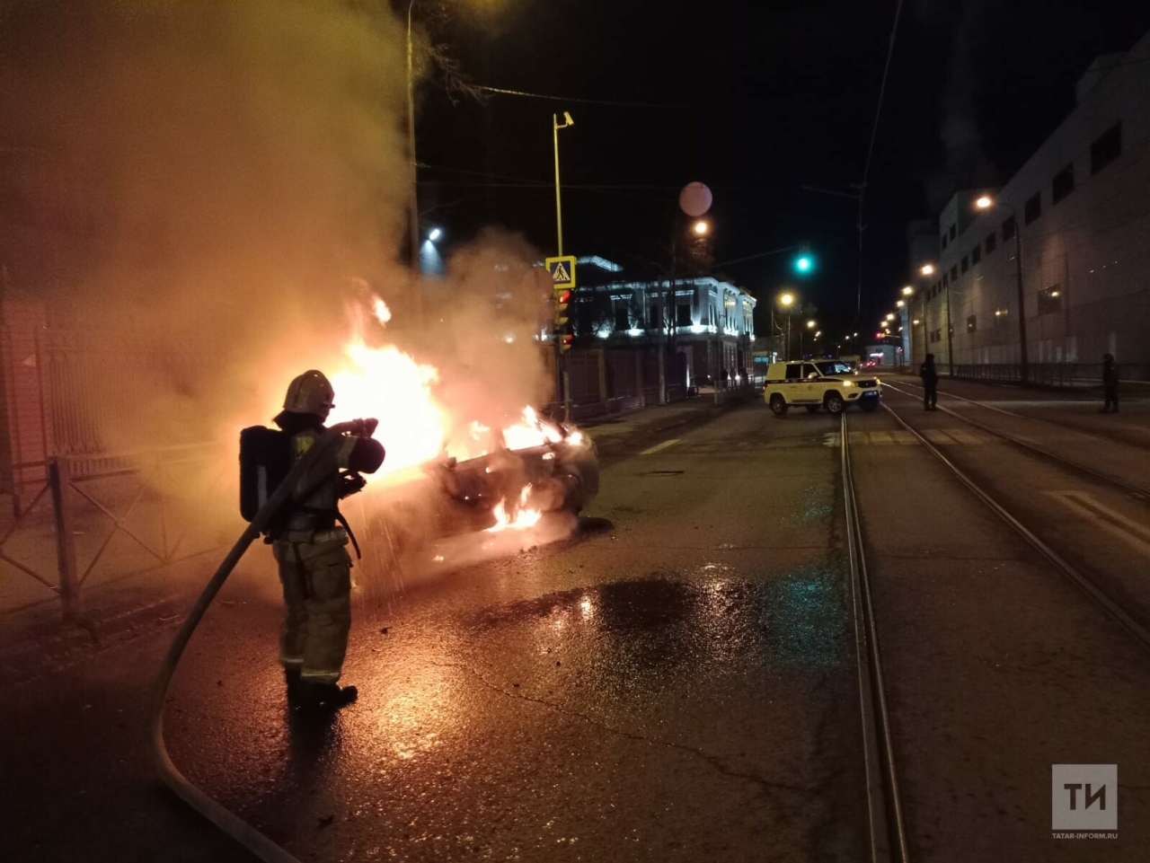 Ночью в центре Казани на ходу вспыхнуло авто, водитель с ожогами в больнице