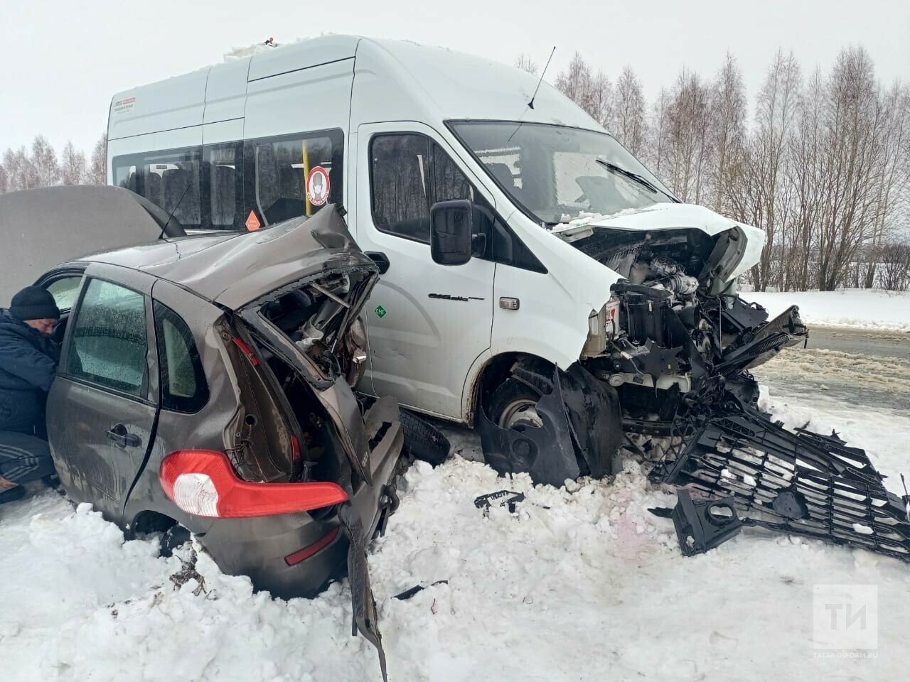 Один из водителей погиб в столкновении легковушки и вахтового автобуса на трассе в РТ