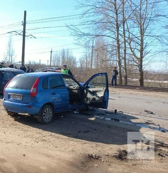 На видео попал момент массового ДТП в Нижнекамске, где пострадали четыре человека