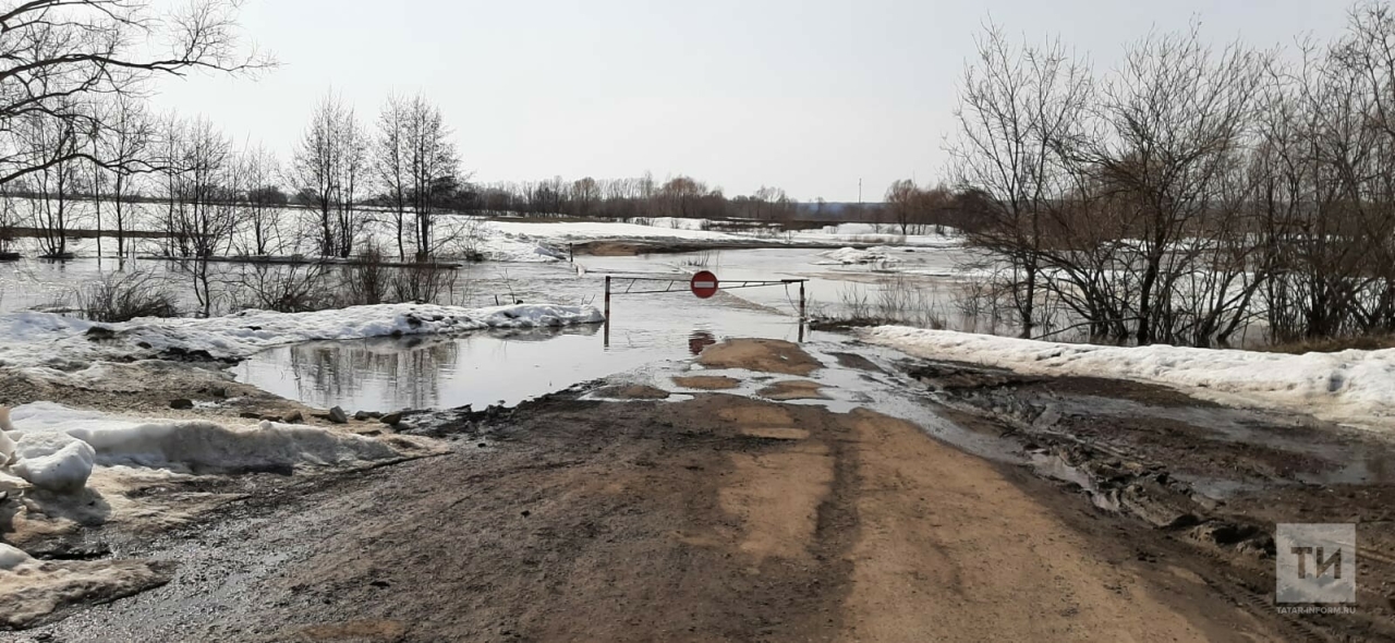 Паводковые воды затопили низководный мост в Нурлатском районе Татарстана