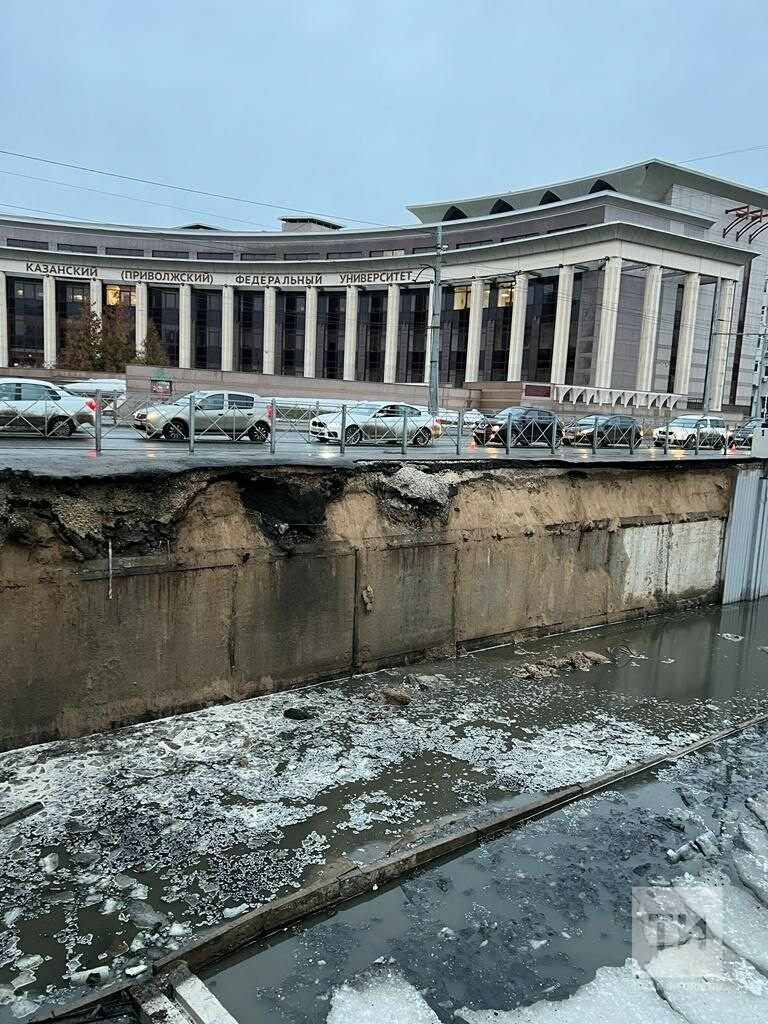 В Казани из-за обрушения подпорной стенки Булака перекрыта одна полоса движения