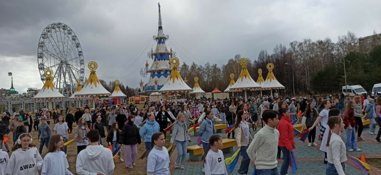 В Челнах открылся парковый сезон, аттракционы и фонтаны