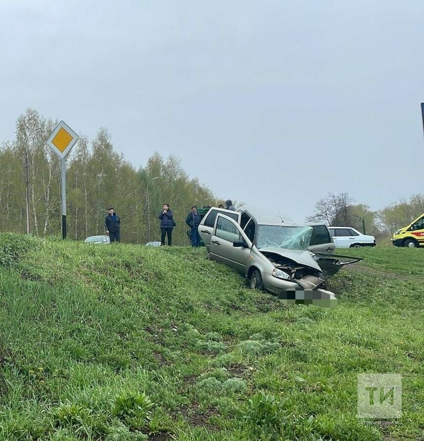 Три человека пострадали в столкновении двух легковушек в Бугульме