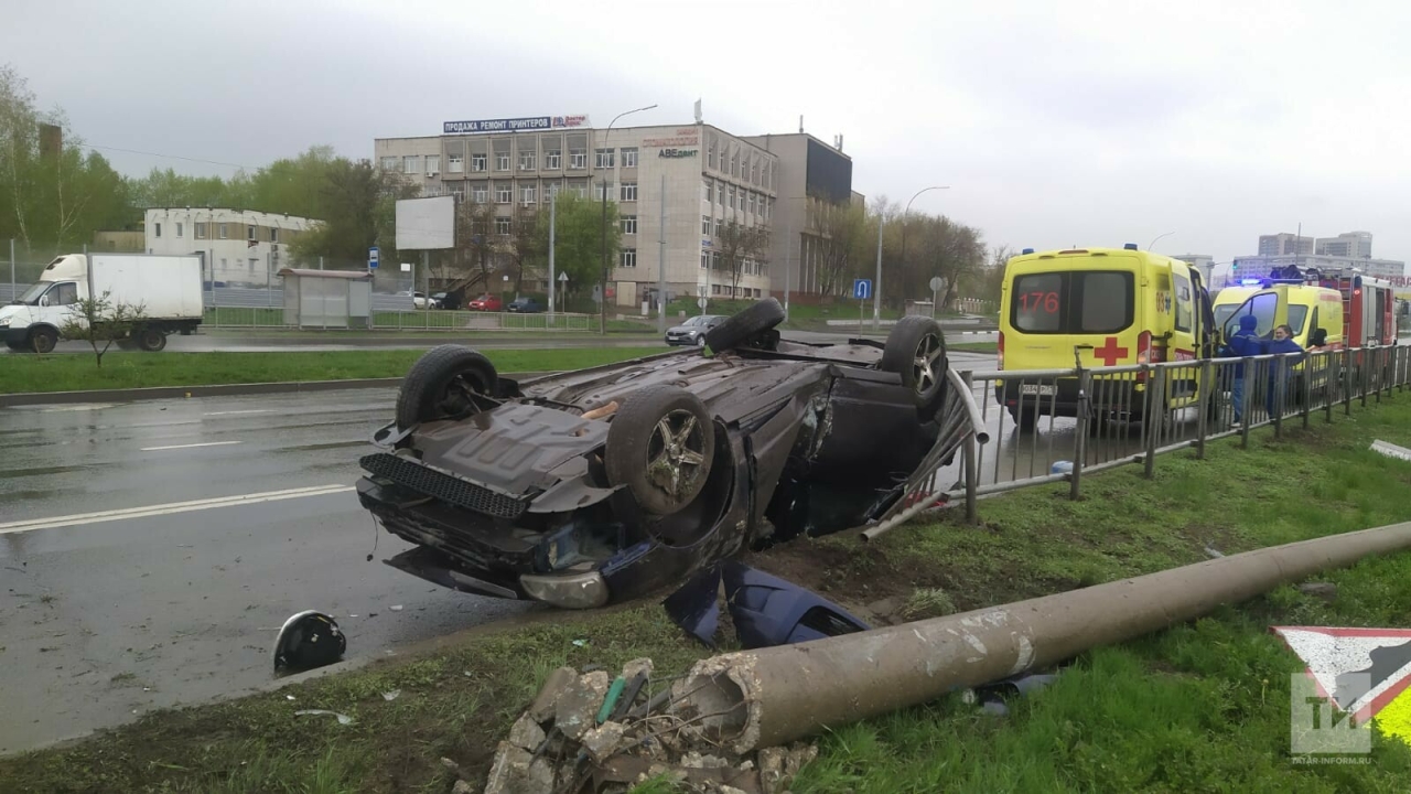 В Челнах легковушка снесла столб и перевернулась, водитель и пассажирка в больнице