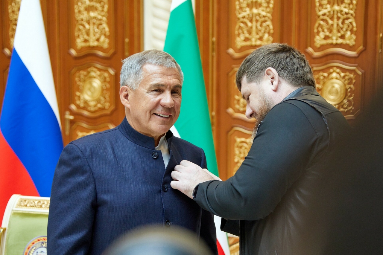 Глава Чечни вручил Минниханову медаль «Памяти Ахмат-Хаджи Кадырова»