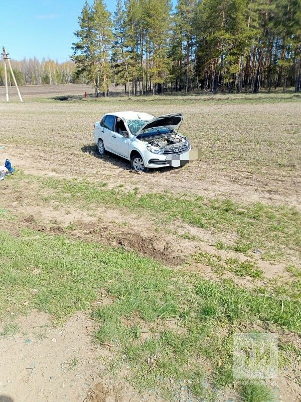 Автоледи сломала руку, вылетев на авто с трассы в РТ в кювет