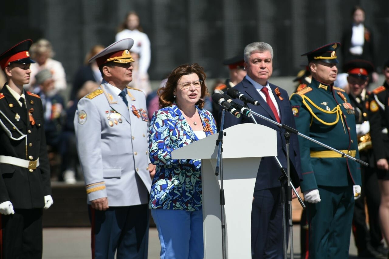 Бронированная техника, военные песни и мажоретки: в Челнах состоялся парад Победы