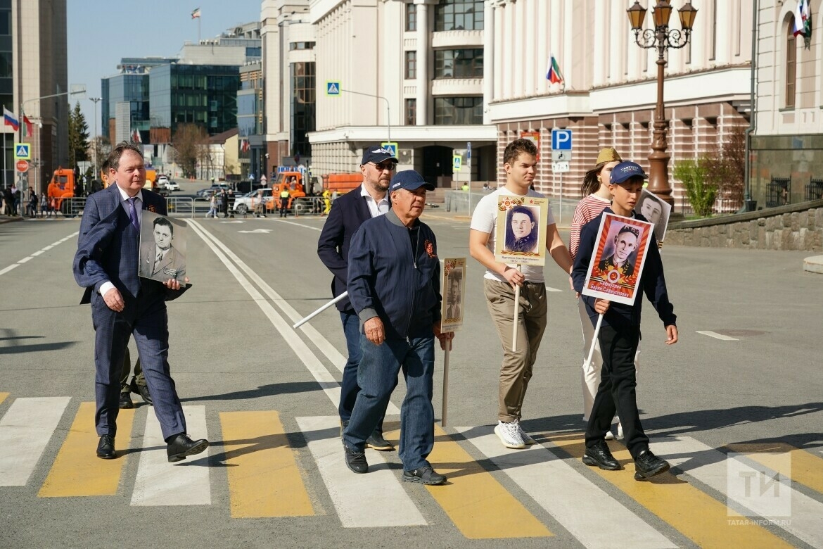 Рустам Минниханов вместе с сыном принял участие в шествии «Бессмертного полка»