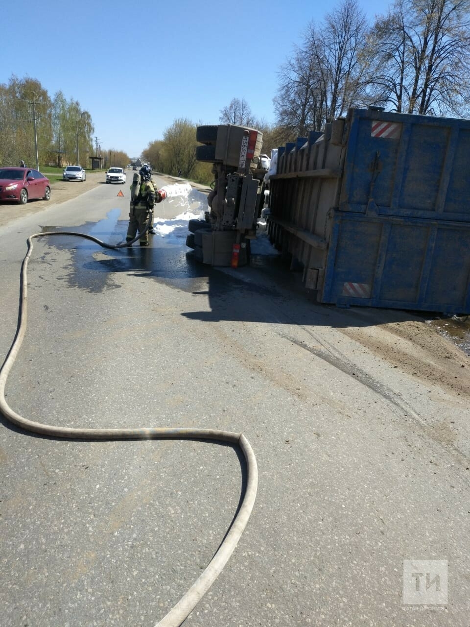 В Елабуге мусоровоз опрокинулся на бок, водитель в больнице