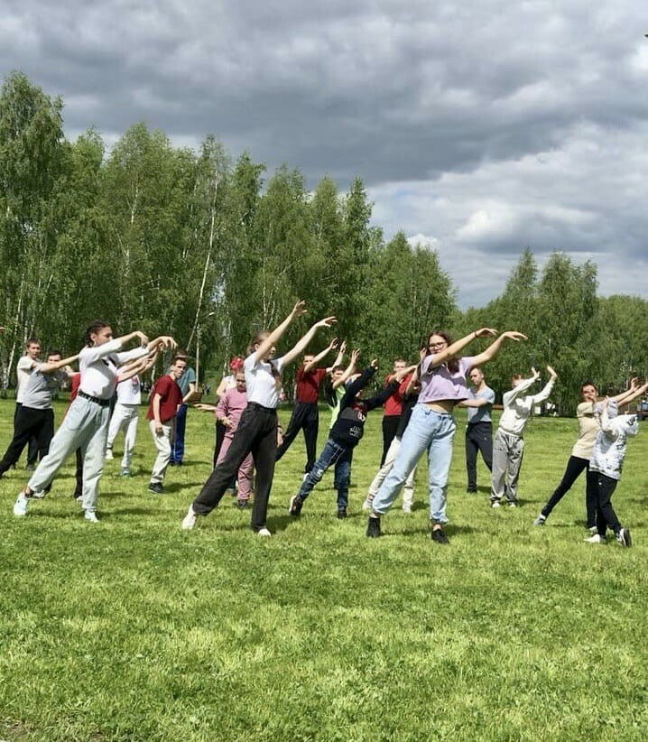 В Зеленодольске «особенные» дети станцевали во флешмобе под песню «Улыбайся!»