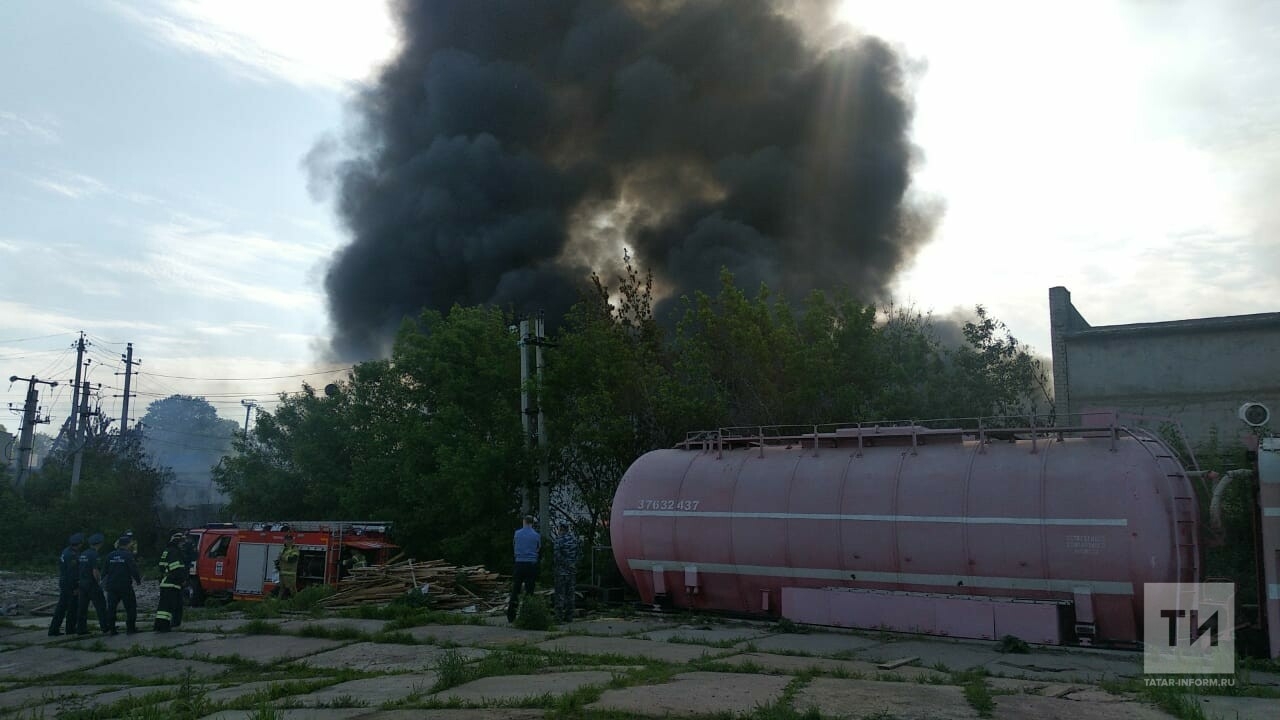 Огромный черный столб дыма от горящей резины на складе в Челнах попал на видео