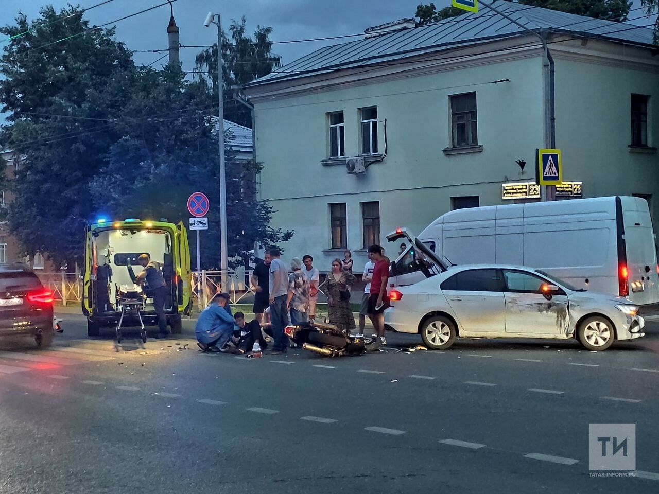 В Казани легковушка при повороте сбила байкера