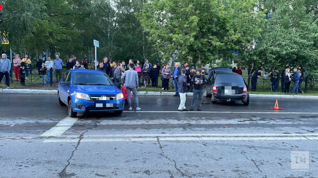 Три человека пострадали в столкновении трех авто в Бугульме