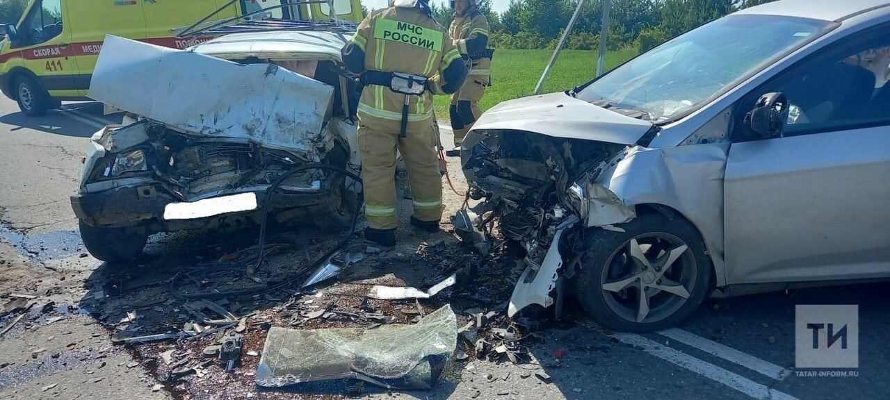 Один из водителей погиб в лобовом столкновении легковушек на трассе в РТ