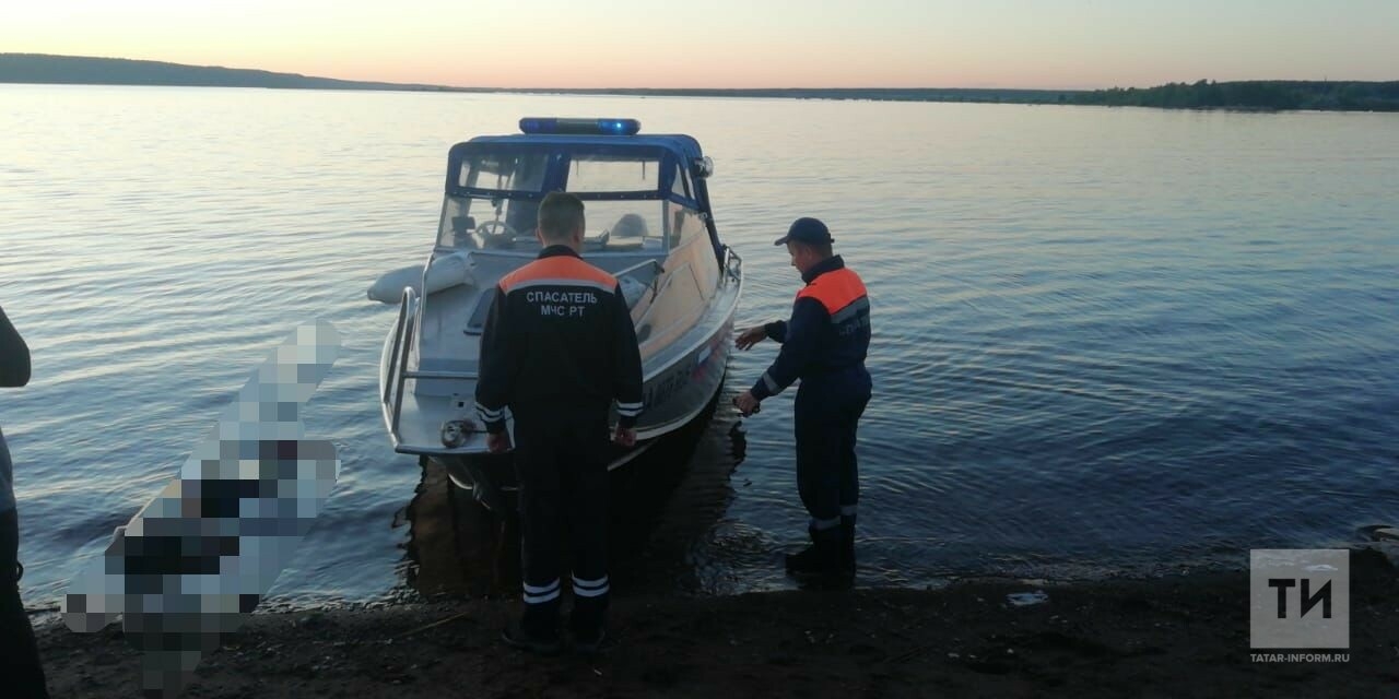 На Каме в Челнах ребята на лодке увидели в воде тело мужчины