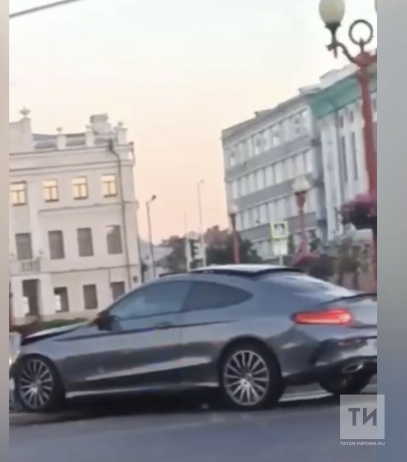 В центре Казани возле Театра оперы и балета Mercedes снес часть забора