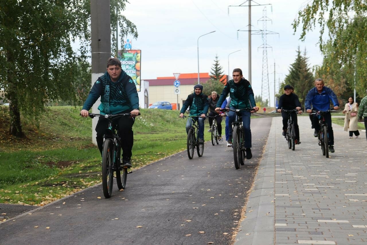 Глава Менделеевского района Радмир Беляев приехал на работу на велосипеде