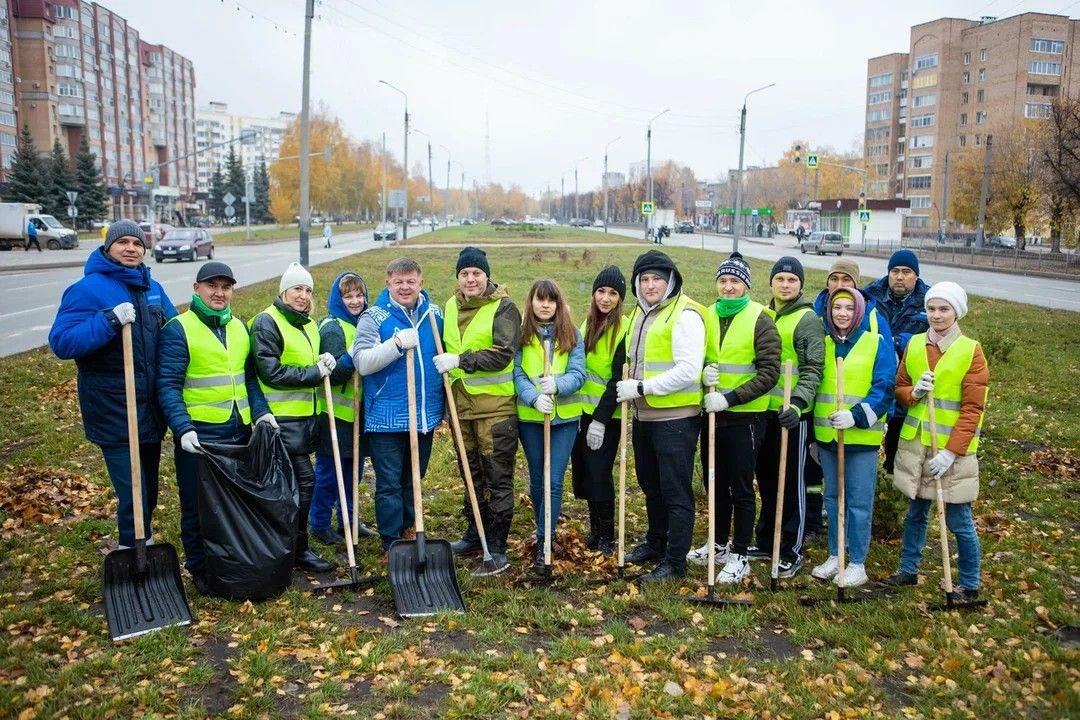 Более 300 волонтеров НКНХ вышли на уборку проспекта Химиков в Нижнекамске