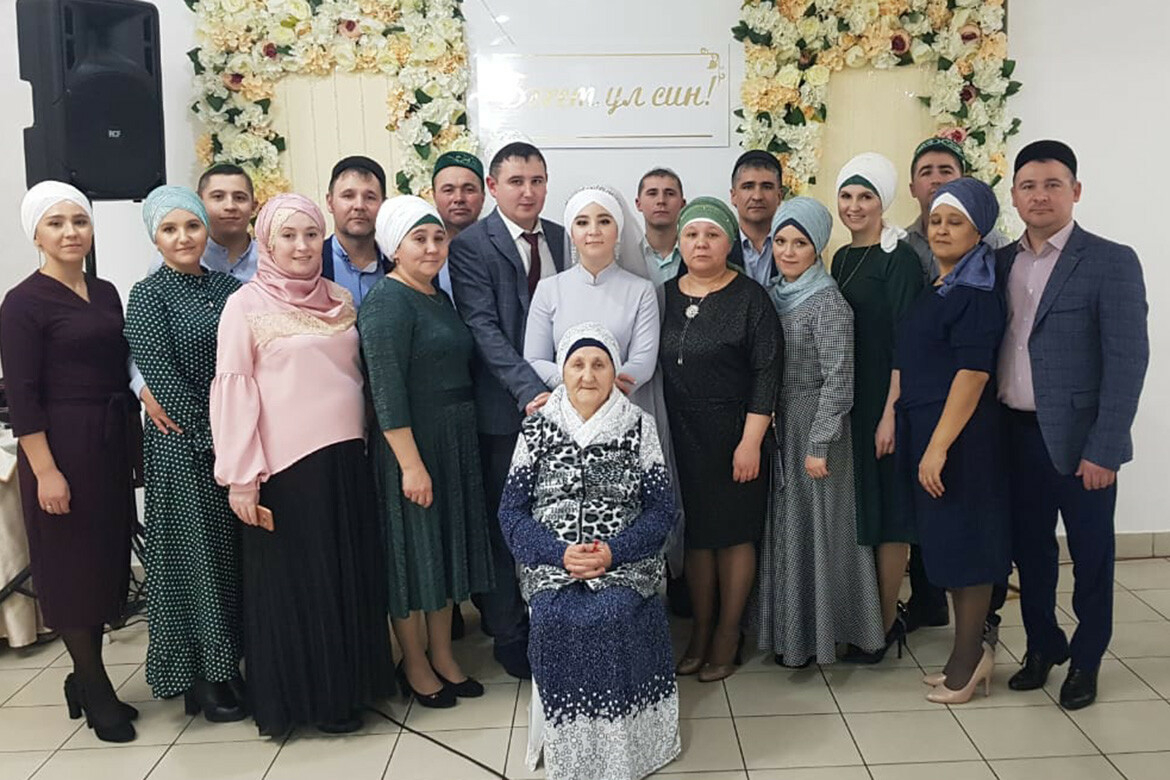10 детей, 18 внуков и одна правнучка: Путин присвоил почетное звание матери из Татарстана