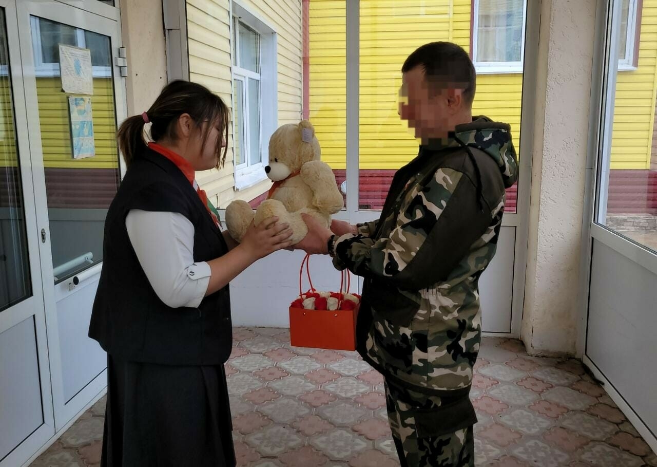 Тронутый теплым письмом боец из зоны СВО навестил ученицу в Апастовской школе